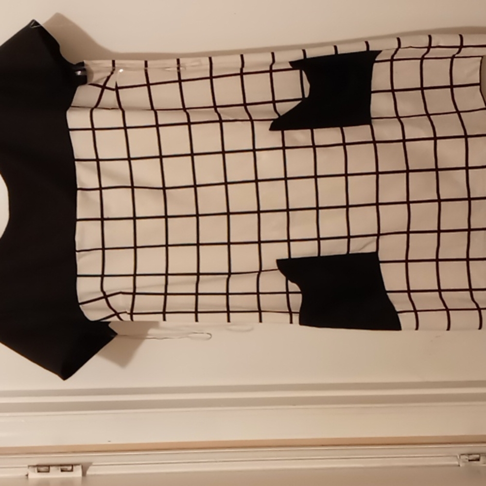 Women's short sleeved black and white blocks